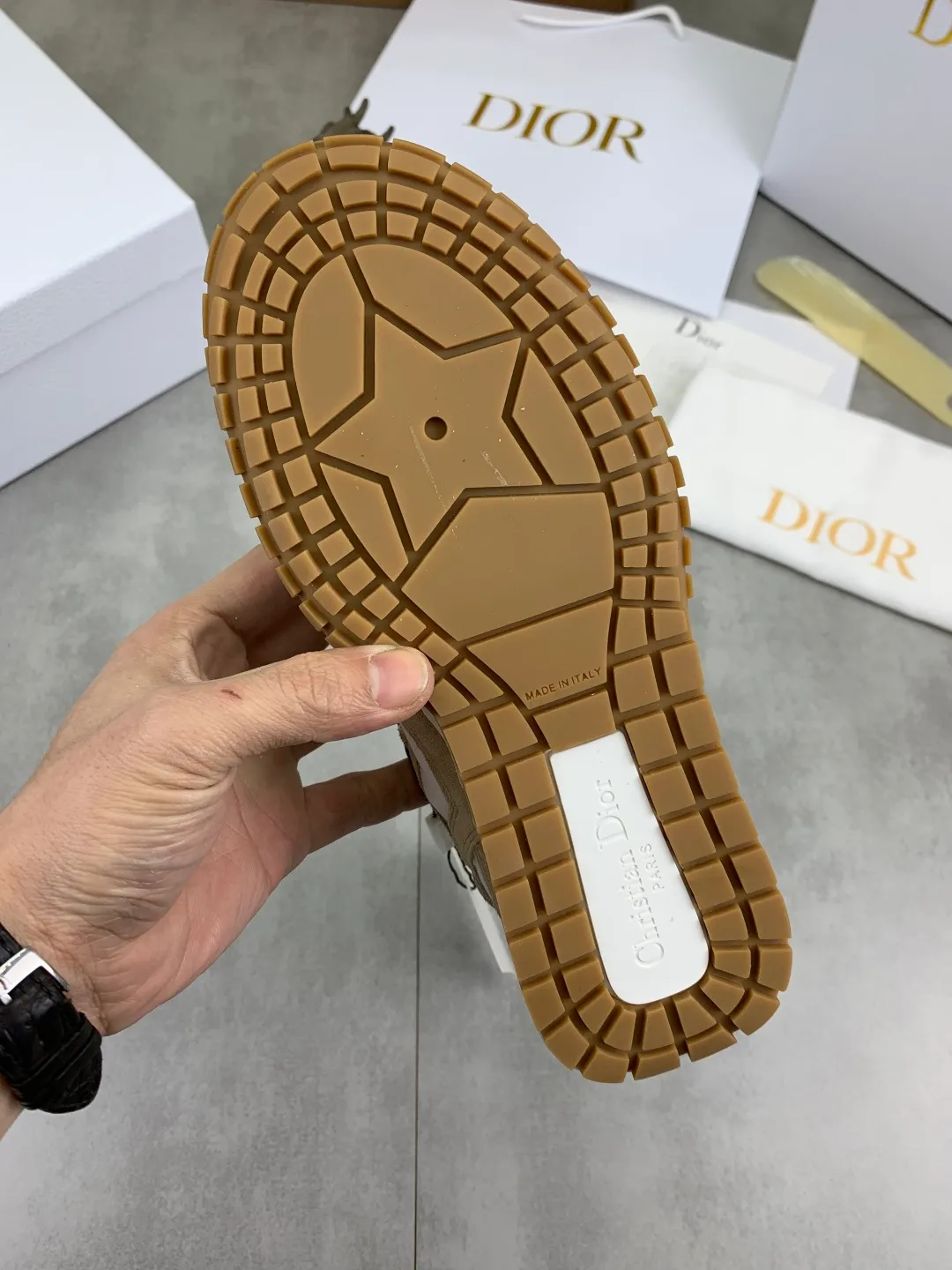 Men's men's shoes P560 new Dior Tech sneakers 2026 early spring series new products, with fashionable details, highlighting retro aesthetics. The light beige anti-suede cow leather upper is spliced ​​with apricot transparent mesh fabric on the side. The upper window edge is adhered with high-frequency flat ironing and back-pressure. It replicates the original craftsmanship, making it beautiful and comfortable without falling off. The interior is made of sheep lining of the same color and is soft and comfortable. The heel and tongue are embellished with the Paris logo. The textured TPU soles with the same color logo. The high-end version is exquisitely packaged with an airplane box, adding to the high-end style. Color: 4️⃣colors available Size: Female 35-41 Male 39-46